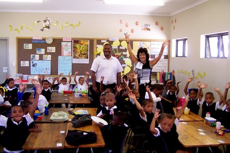 Rdl Riana de Coning tydens haar besoek aan Gansbaai Primêr se Gr 1 leerders, met die skoolhoof, Tommy Volkwyn